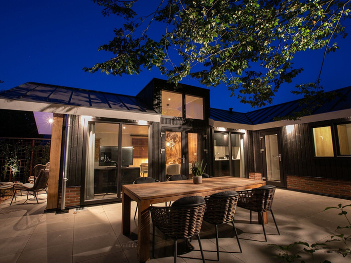 Dining 4, Luxury Lodge With Private Swimming Pool, Rhenen