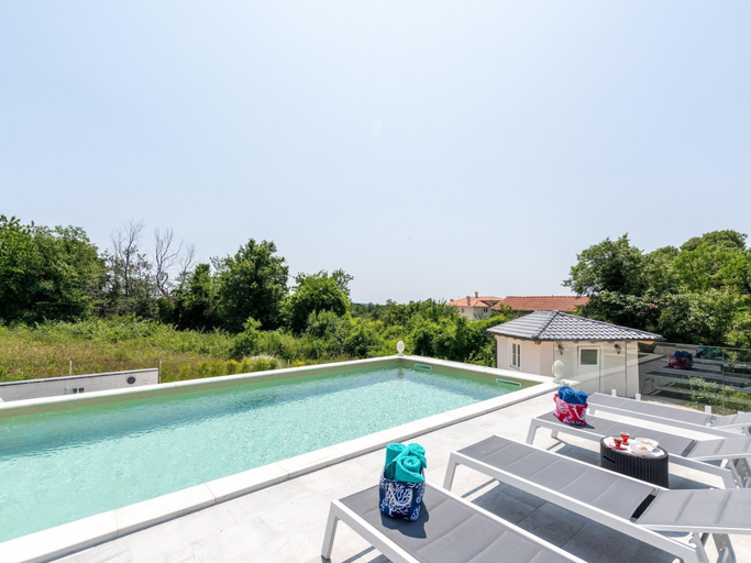 Sport & Beauty 4, Modern Villa With Swimming Pool and Fenced Garden, Žminj