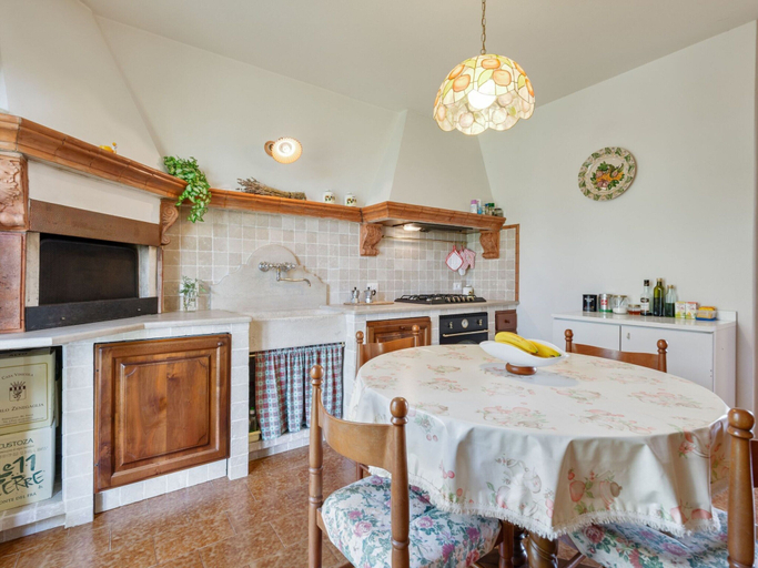 Private kitchen 5, Spacious Holiday Home in Marciaga With Garden, Verona