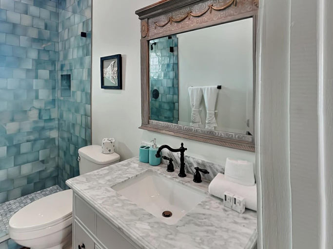 Bathroom 4, Hasta Bay Vista Baby!, Galveston