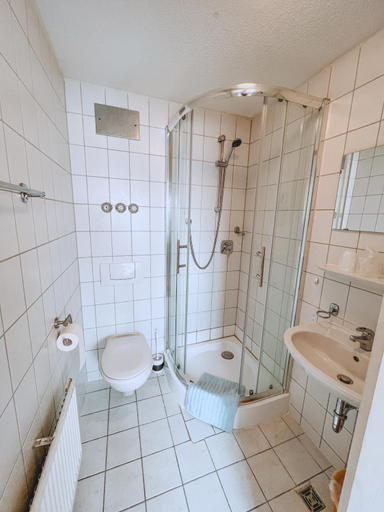 Bathroom 3, Landhotel "Schwarzach am Main", Kitzingen