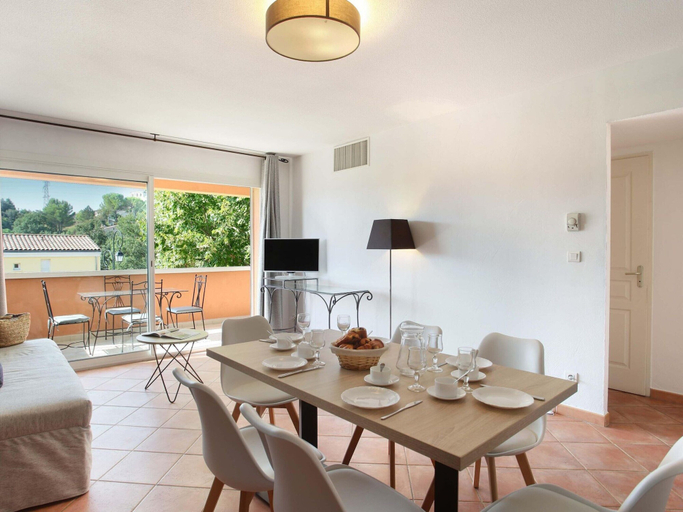 Dining 1, Apartment in Greoux-les-bains Near Lakes, Alpes-de-Haute-Provence