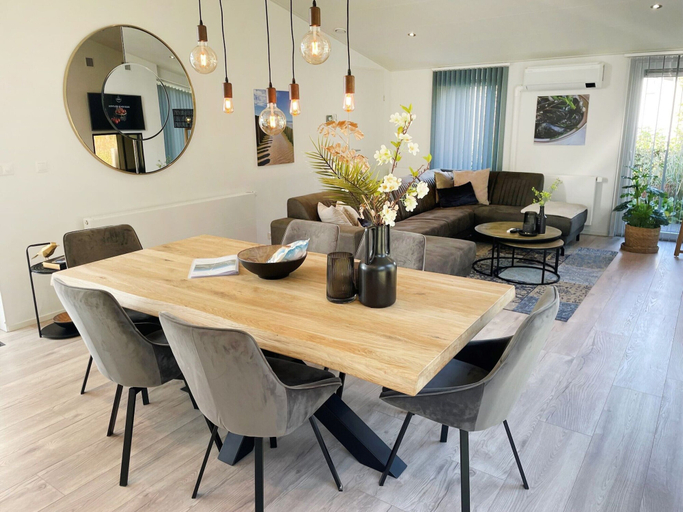 Dining 5, Beautiful Holiday Home With A/c, in a Holiday Park, Kapelle