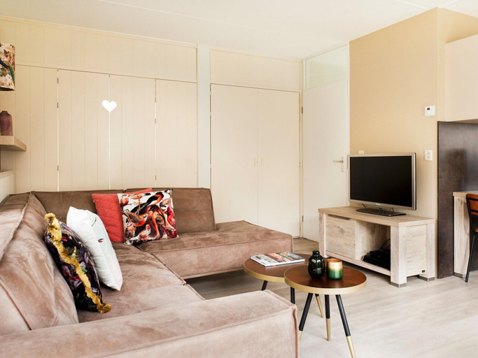 Living area 5, Bungalow in Friesland With Private Spa & Sloop, Tytsjerksteradiel