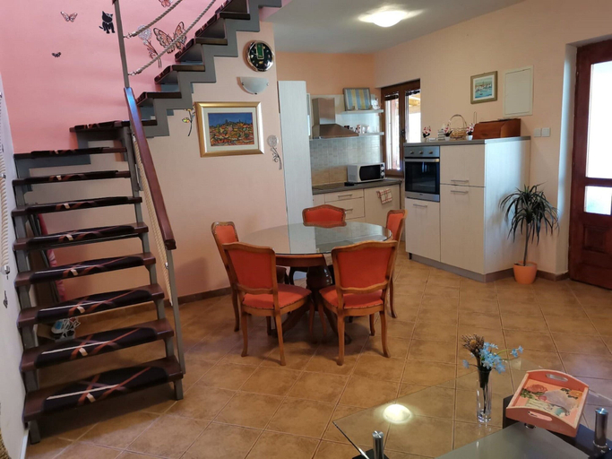 Dining 5, Charming Holiday Home With Private Pool, Supetar