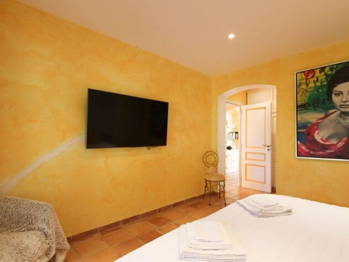 Room 5, Vibrant Holiday Home With Private Pool, Var