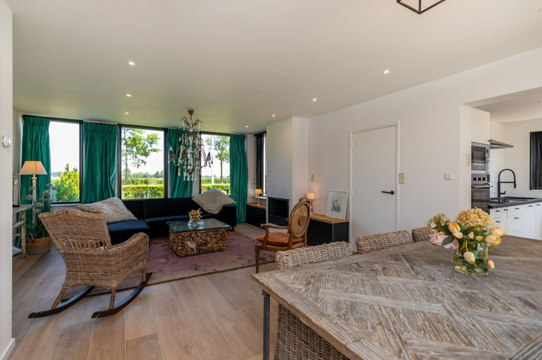 Dining 4, Bungalow in Sint Maartenszee Near Dunes, Sluis