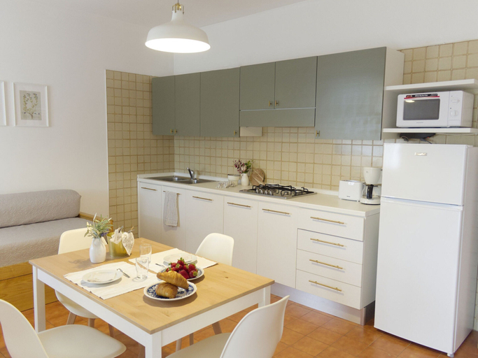 Private kitchen 5, Belvilla by OYO Comfortable Apartment With Pool, Verona