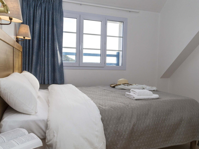Bedroom 2, Apartment in Tregastel near the Beach, Côtes-d'Armor