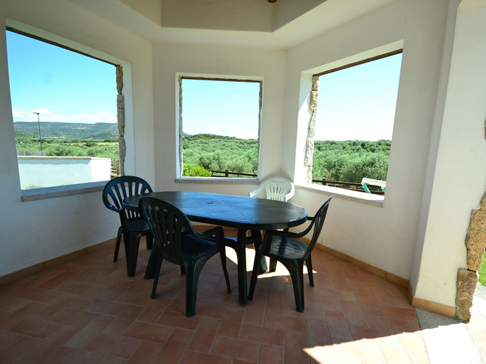 Dining 5, Belvilla by OYO Holiday Home in Alghero, Sassari