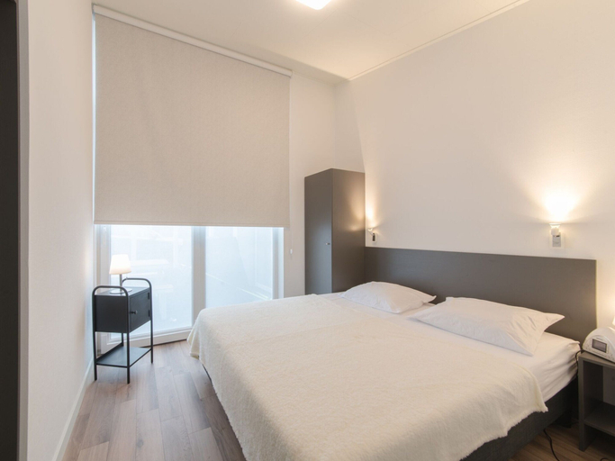 Room 5, Holiday Home in Zeeland Near Stream Garden, Kapelle