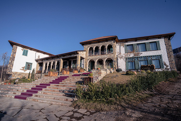 Exterior & Views