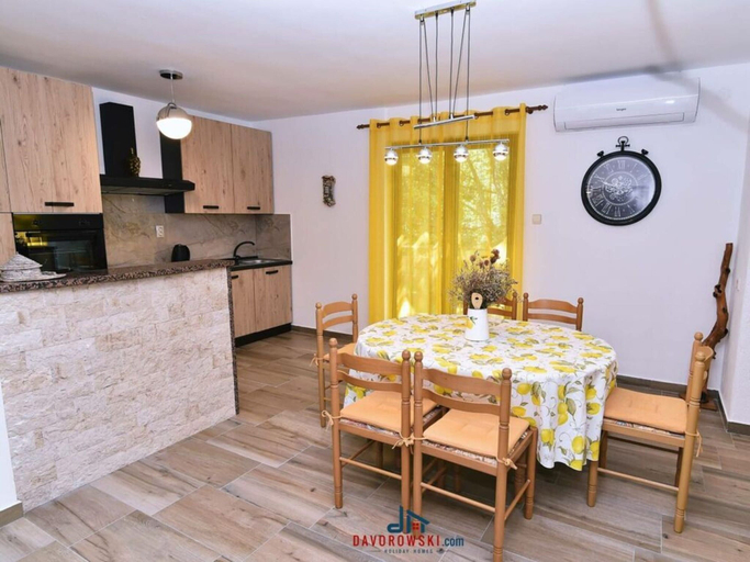 Dining 3, Bergwoning Emerald Droom, Lupoglav