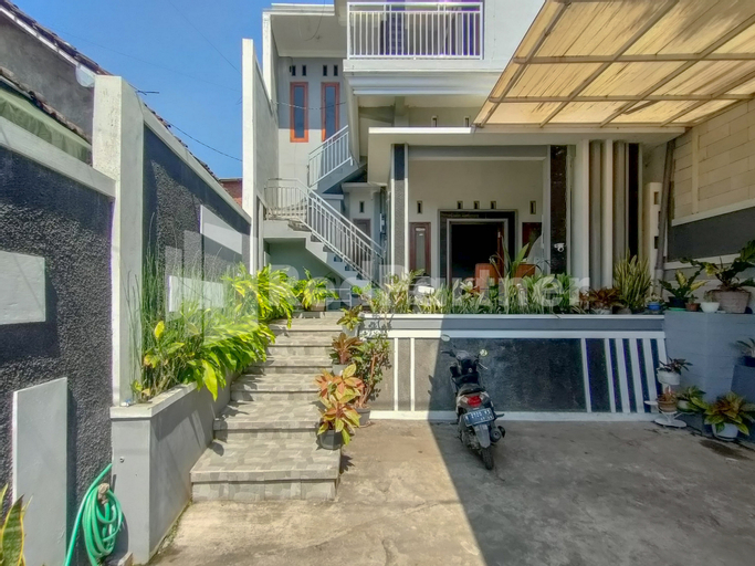 Exterior & Views 2, Villa Dua Dua RedPartner, Malang
