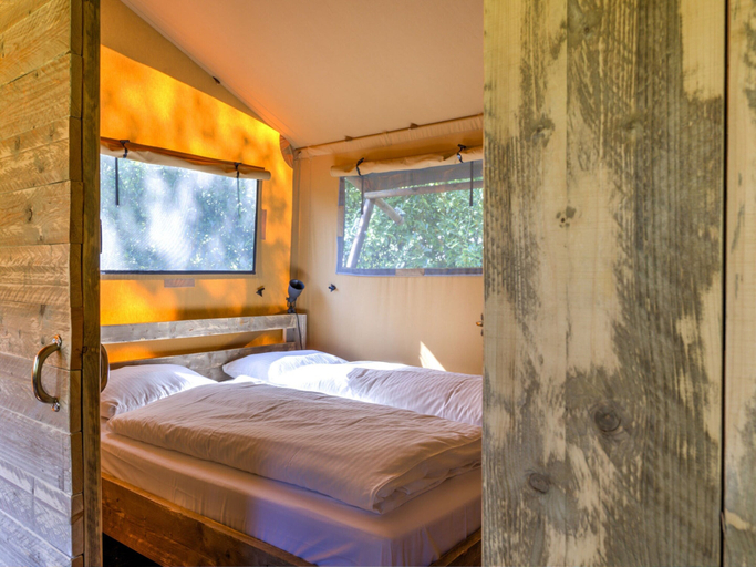 Bedroom 3, Glamping Tent in Tranquil Park, Dalfsen