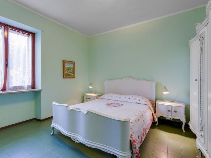 Room 5, Villa in Torri With Pool & Mountain Views, Verona