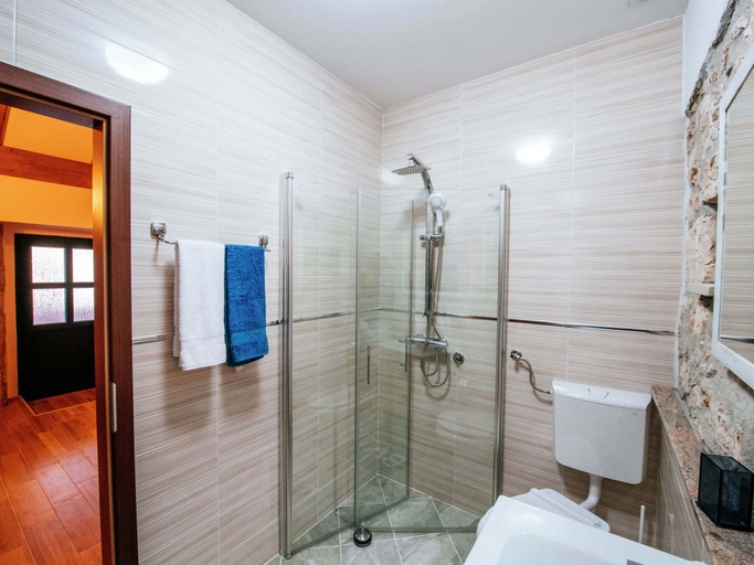Bathroom 2, Private Estate With 2 Infinity Pools, Polača