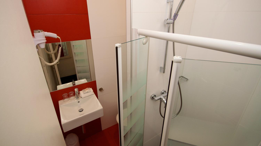 Bathroom 4, Azur Hotel, Bouches-du-Rhône