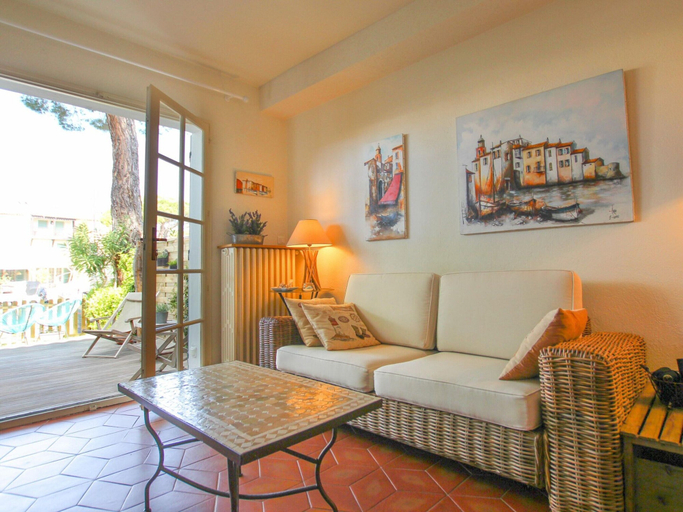 Living area 5, Charming Holiday Home With Terrace, Var