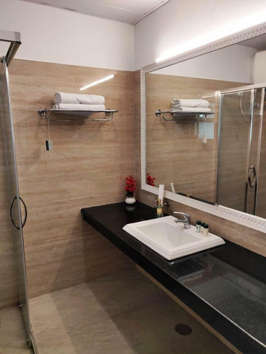 Bathroom 3, WelcomHeritage Kasmanda Palace, Dehradun