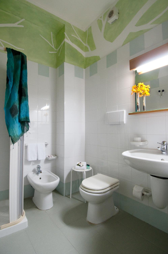 Bathroom 5, Grand Hotel Mediterraneo, Lecce