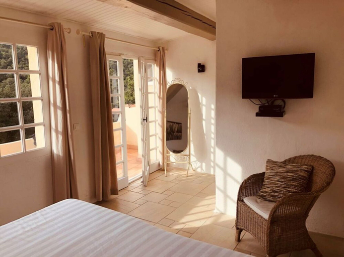 Room 4, Hameau des Claudins Les Pennes, Var