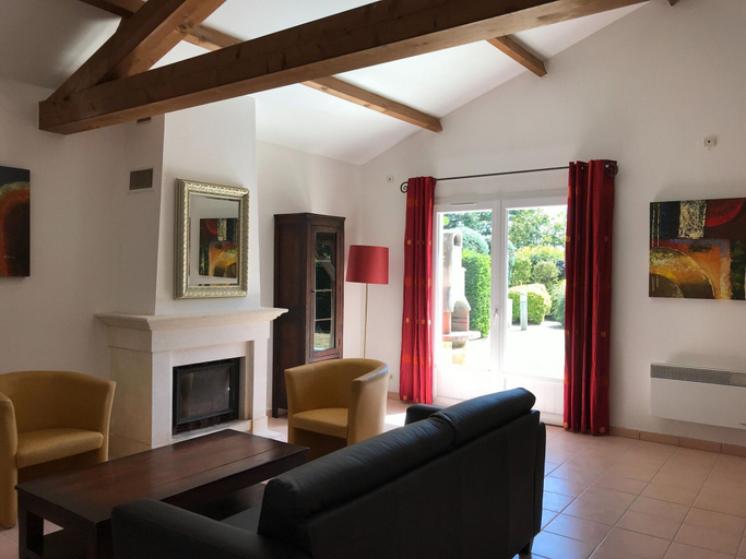 Others 5, Peaceful Holiday Home With Pool at Les Forges, Deux-Sèvres