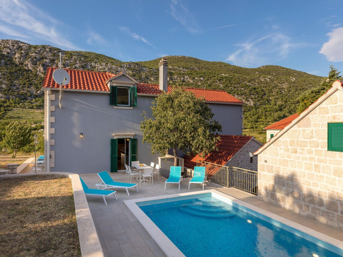 Sport & Beauty 5, Holiday Home in Croatia with Private Pool, Zagvozd
