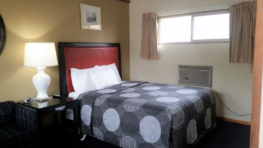Bedroom 2, Hillcrest Motel, Wood
