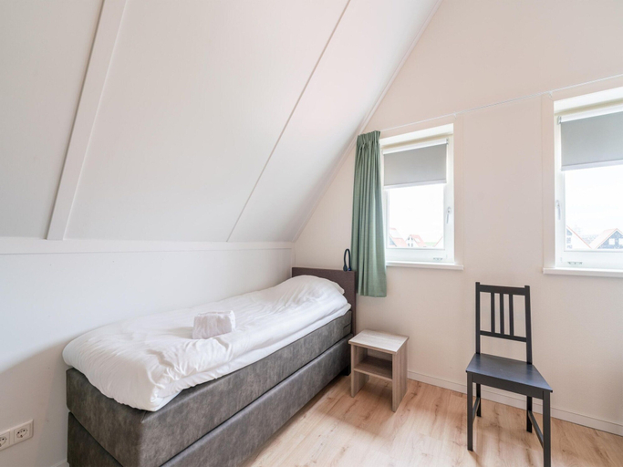 Room 3, Cozy Retreat With Parking, Tholen