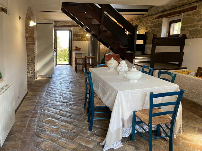 Dining 3, Spacious Holiday Home With Swimming Pool, Fermo