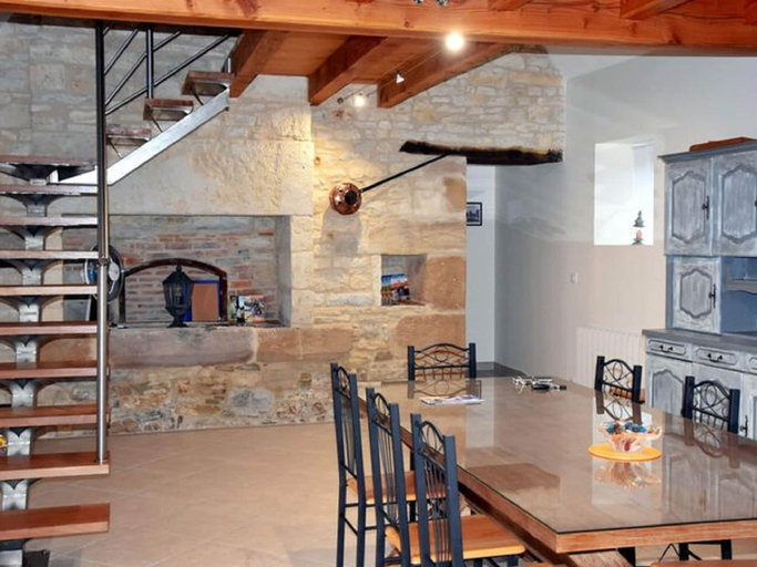 Dining 4, Cozy Holiday Home in Rudelle, Lot