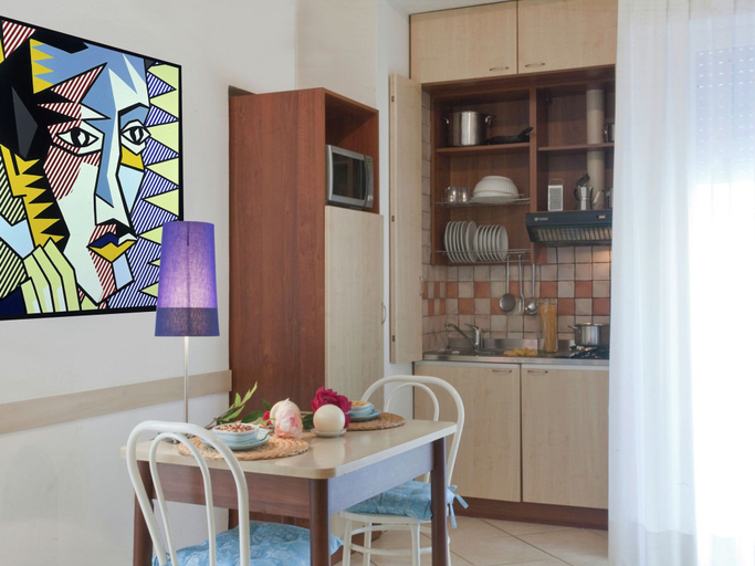 Others 5, Vibrant Apartment in Rimini With Balcony, Rimini