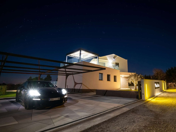 Exterior & Views