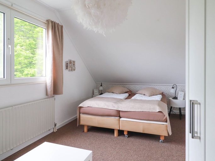 Room 3, Beautiful Holiday Home by the Water, Wûnseradiel