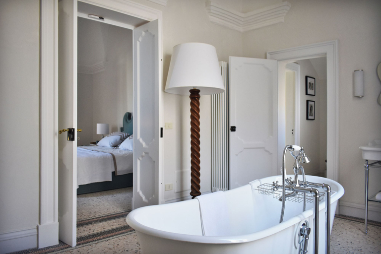 Bathroom 4, Palazzo Maritati, Lecce