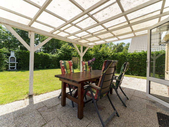 Dining 3, Holiday Home in Baarland With Garden, Borsele