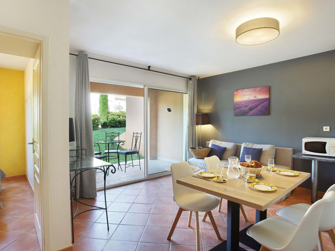 Dining 3, Apartment in Greoux-les-bains Near Lakes, Alpes-de-Haute-Provence
