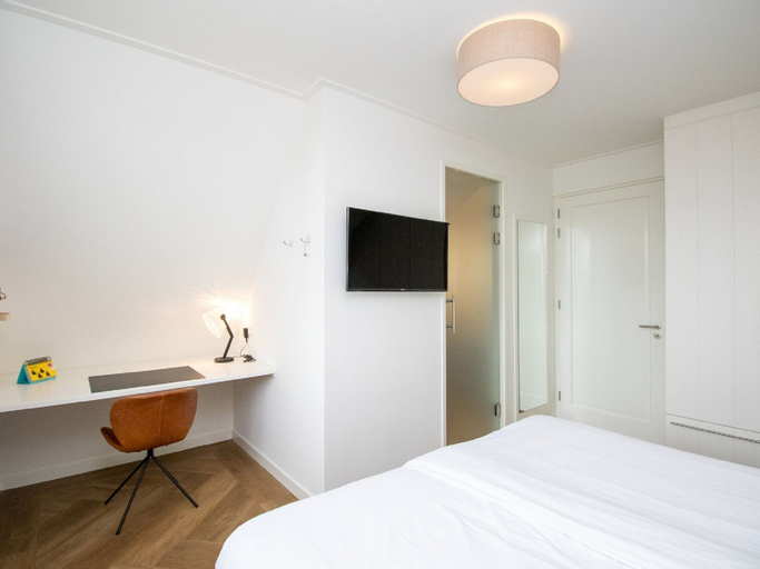Others 5, Villa in Friesland with Sauna and Jetty, Lemsterland