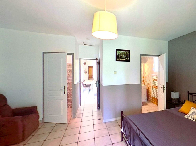 Room 4, Villa in L'isle-sur-la-sorgue With Pool, Vaucluse