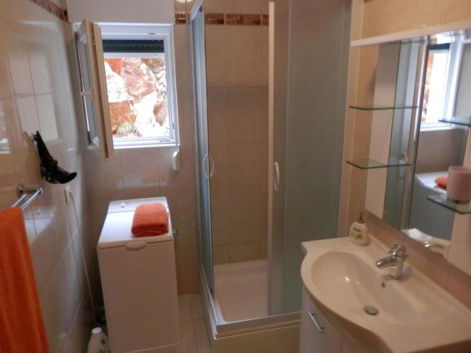 Bathroom 4, Apartments St Rialto - Comfort One-Bedroom Apartment with Balcony and Sea View, Jelsa