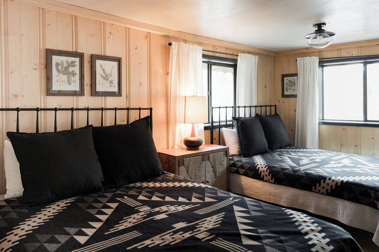 Bedroom 2, Oak Knoll Lodge, San Bernardino
