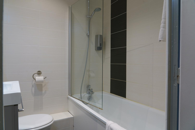 Bathroom 14