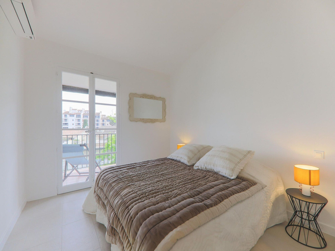 Room 2, Air-conditioned Apartment Near Beach, Var