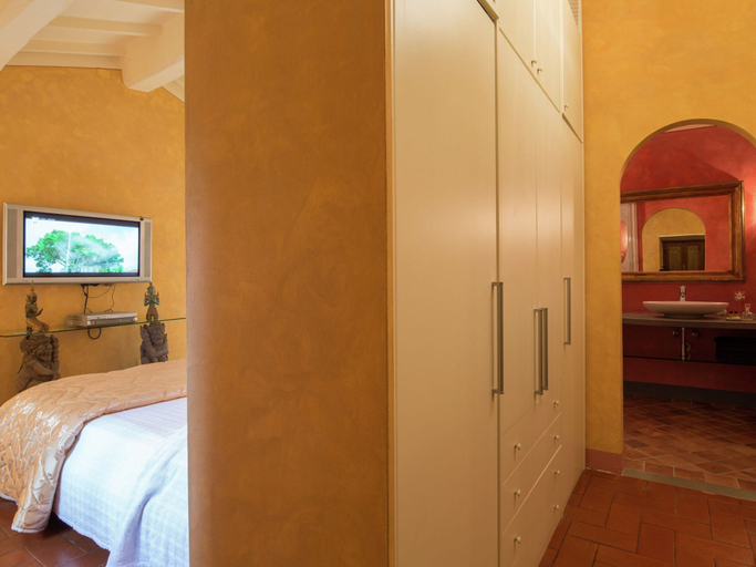 Room 4, Villa in Cortona With Pool & Hill Views, Arezzo