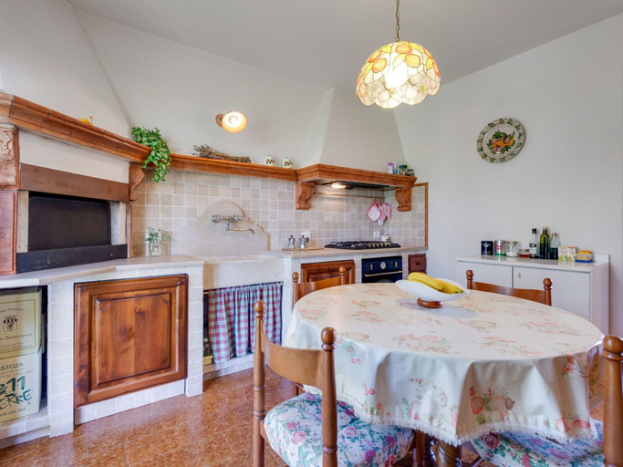 Private kitchen 5, Modern Holiday Home in Marciaga With Garden, Verona