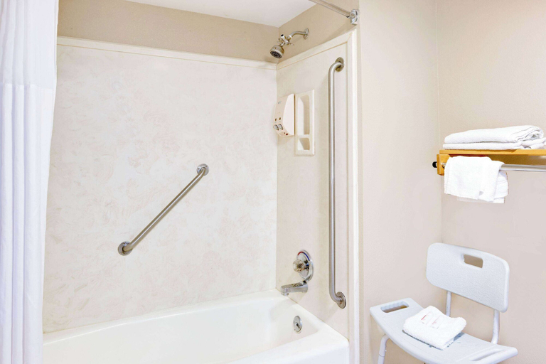 Bathroom 4, Days Inn & Suites by Wyndham Starkville, Oktibbeha