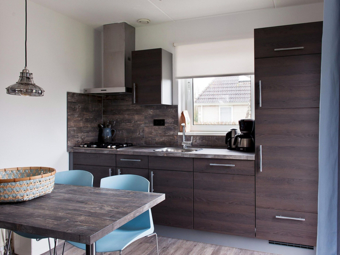 Private kitchen 4, Bungalow in Friesland With Private Spa & Sloop, Tytsjerksteradiel