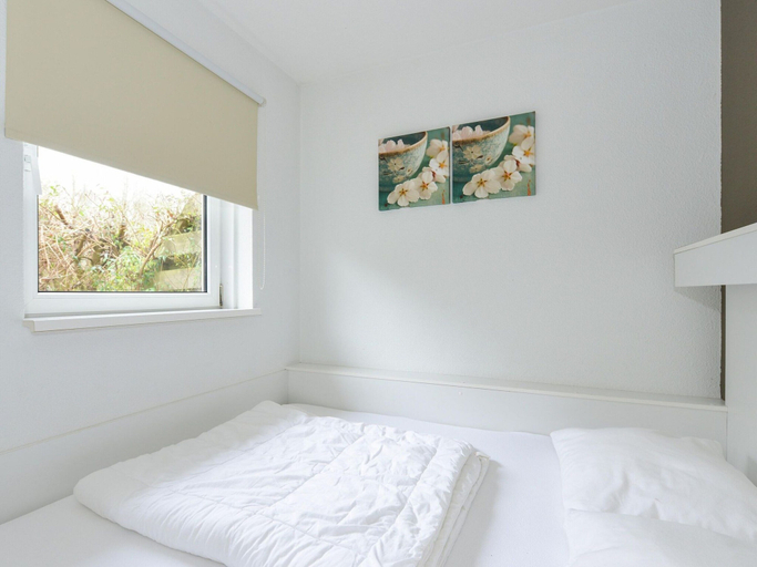 Room 3, Bungalow in Friesland With Outdoor Spa, Tytsjerksteradiel