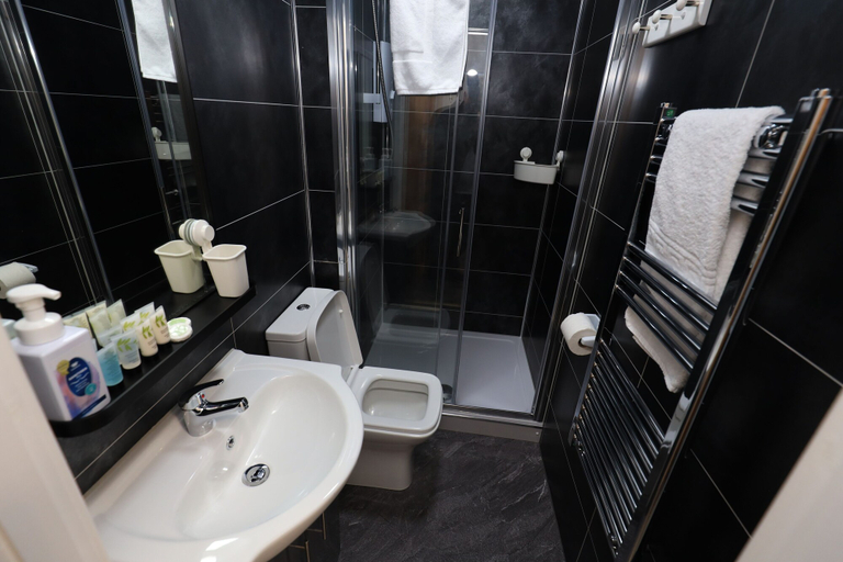 Bathroom 2, VR Apartments, Glasgow